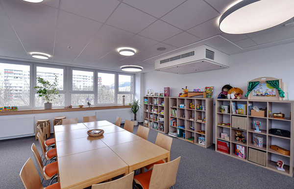 Durch die fachgerechte Montage von Lüftungsanlagen werden Schulräume kontinuierlich und gut belüftet. Damit tragen Lüftungsgeräte zu einer Verringerung des Ansteckungsrisikos bei.