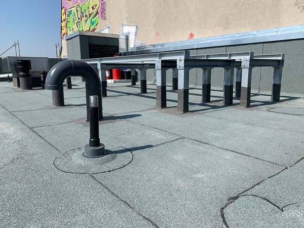 Neben den Tageslichtkuppeln gab es zahlreiche weitere Einbauten. Während auf der Fläche Bitumenbahnen verlegt wurden, war für die Abdichtung dieser Details eine Speziallösung gefordert.