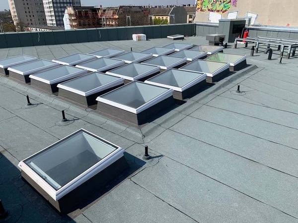 Die Wahl fiel auf Triflex ProDetail. Das System auf PMMA-Basis ist insbesondere für die Abdichtung von Anschlüssen konzipiert. Dabei wird in zwei Lagen des flüssigen Harzes ein Spezialvlies eingelegt. Die Wahl fiel auf Triflex ProDetail. Das System auf PMMA-Basis ist insbesondere für die Abdichtung von Anschlüssen konzipiert. Dabei wird in zwei Lagen des flüssigen Harzes ein Spezialvlies eingelegt.