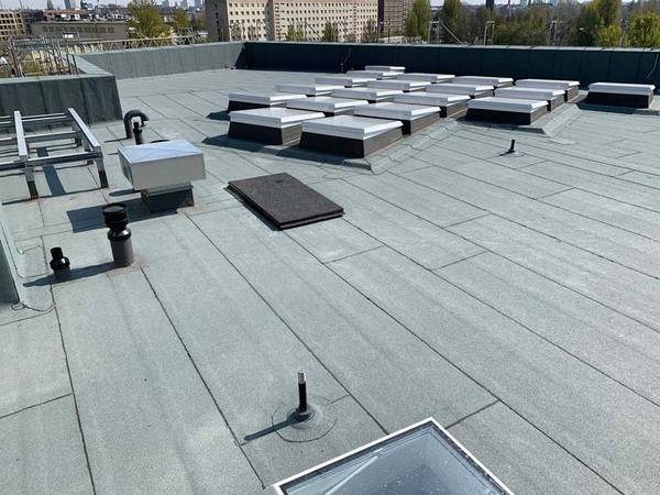 Triflex ProDetail kann bei Untergrundtemperaturen von bis zu -5 °C verwendet werden. Da die Dacharbeiten in den Winter bzw. Frühling fielen, war dies entscheidend. Ein weiterer Vorteil des Materials ist seine schnelle Reaktionszeit. Triflex ProDetail kann bei Untergrundtemperaturen von bis zu -5 °C verwendet werden. Da die Dacharbeiten in den Winter bzw. Frühling fielen, war dies entscheidend. Ein weiterer Vorteil des Materials ist seine schnelle Reaktionszeit.