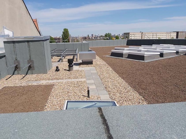 Die Detailabdichtung ist nach EN 13948 wurzel- und rhizomfest und somit bestens für den Einsatz unter einem Gründach geeignet. Sie schützt auch komplizierte Geometrien zuverlässig und langfristig. Die Detailabdichtung ist nach EN 13948 wurzel- und rhizomfest und somit bestens für den Einsatz unter einem Gründach geeignet. Sie schützt auch komplizierte Geometrien zuverlässig und langfristig.