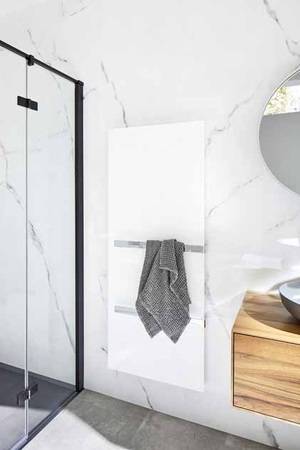 Für kuschelig warme Handtücher sind bis zu drei Handtuchhalter optional wählbar. Dank der dualen Heiztechnik werden Raum und Handtücher mit unterschiedlichen Temperaturen erwärmt.