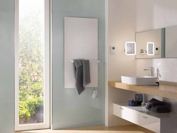 Der Infrarot-Designheizkörper in der Standardfarbe Weiß mit flacher Metallfront wird zum modischen Blickfang im Badezimmer. Mittels dualer Heiztechnik sorgt er für eine angenehme und gleichmäßige Raumwärme.