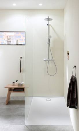 Aus Steinharz gefertigt: Das Gesteinspulver, das mit Kunstharz (Polyester) verfestigt wird, ist die Fertigungsgrundlage der Duschfläche Olona von Geberit.