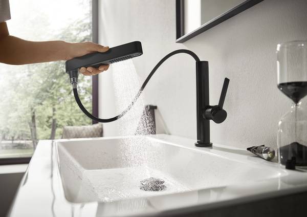 Flexibel für alle Aktivitäten: Die neue Armaturenlinie Finoris von Hansgrohe möchte mit ihrer Variante „Flex" Bewegungsfreiraum bieten und routinierte Handgriffe erleichtern. 