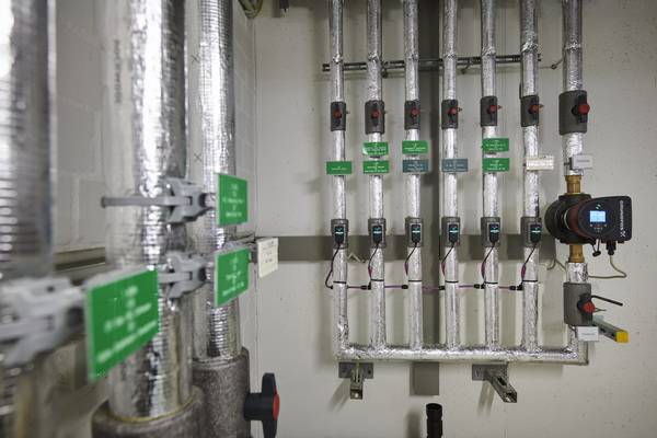 Blick auf die nur teilweise neu aufgebaute, dank der Viega-Ventile „Zirk-e“ jetzt aber hydraulisch optimal abgeglichene Verteilung mit den abgehenden Zirkulationssträngen für Trinkwasser warm im Perinatal-Zentrum der Asklepios Klinik Hamburg-Altona.