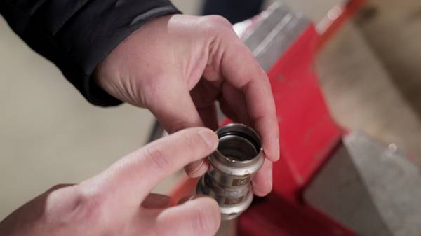 Neben dem braunen Punkt bzw. den aufgedruckten „Nicht für Frisch- und Trinkwasseranwendungen geeignet“-Symbolen schützen leicht fühlbare Kerben davor, die „Temponox“-Verbinder mit denen anderer Edelstahl- oder C-Stahl-Rohrleitungssysteme zu verwechseln.