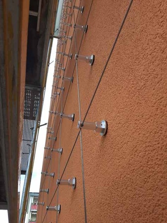 StoFix Iso-Bar ECO ist ein Komplettsystem aus Ankerstäben, Gewindebolzen, Unterlegscheiben mit Dichtelement, Adaptern zur Seilaufnahme, Edelstahlseilen, Seilkreuzen und Klettersprossen. 