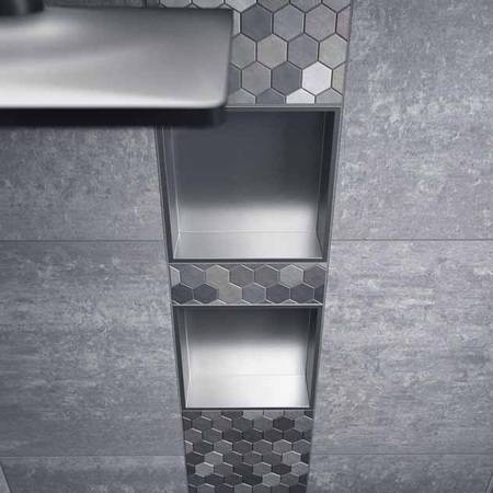 Kombiniert mit Fliesendekoren bietet die alferbox Wandnische aus Edelstahl eine zusätzliche Gestaltungsvariante. 