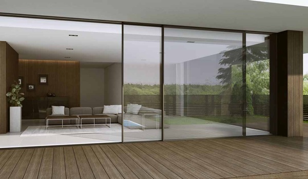 Die Schiebetür MB-Skyline Type R mit verdecktem Rahmen von Aluprof ermöglicht große, weite Panoramaverglasungen.