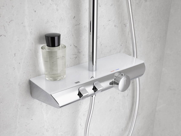 Die Wasserregulierung des AquaXPro 200 Thermostats wird über innovative Gleitregler gesteuert. Für mehr Bedienkomfort sind alle Funktionselemente mit einer Rändelstruktur gripoptimiert und punkten durch eine edle und moderne Optik. 