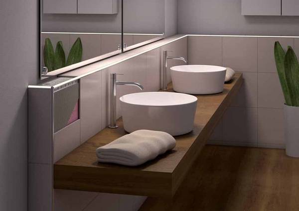 Ein Hauch von Luxus im Bad dank der dezent leuchtenden Lichtleiste.