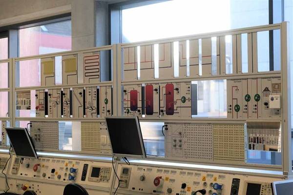 Der SDC-Regler lässt sich beispielsweise zur Steuerung von Öl-/Gas-Heizkesseln, Feststoffheizungen, Solarsystemen, Wärmepumpen, Fernheizungen, lastabhängigen Mehrkesselanlagen und komplexen Multivalenz-Anlagen einsetzen. 