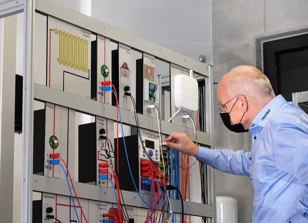 Für die technische Einweisung in die SDC-Regelungsprodukte besuchte Resideo-Schulungsleiter Jürgen Lutz (im Bild) die Alfons-Kern-Schule und erläuterte dem Oberstudienrat Friedhelm Haffelder die Einstellungsmöglichkeiten und Besonderheiten direkt vor Ort.