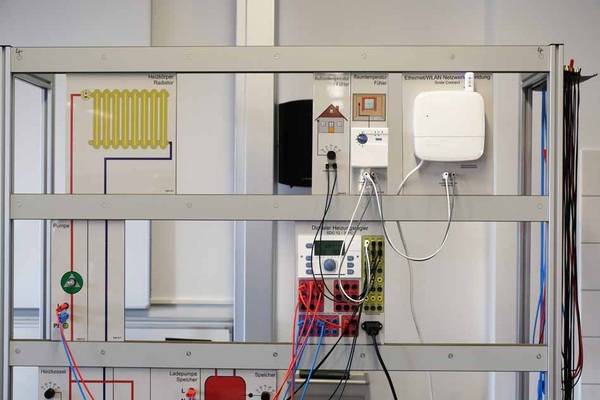 Um das Thema Regelungstechnik mit modernen Produkten anschaulich lehren zu können, erhielt die Alfons-Kern-Schule vom Schulträger eine Lehrwand mit dem digitalen SDC-Heizungsregler von Resideo.