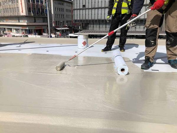 Dafür setzten die Verarbeiter der mmcite aus Tschechien das Dachflächen Abdichtungssystem Triflex ProTect ein. Es ist hydrolysebeständig, hat ein geringes Flächengewicht und haftet auch auf Metalluntergründen.