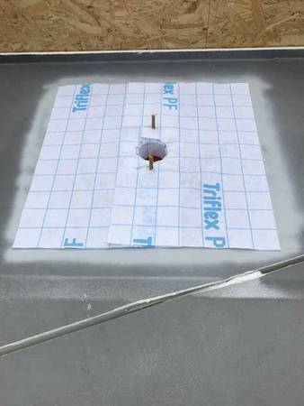 Das System auf Basis von Polymethylmethacrylatharz (PMMA) ist vollflächig vliesarmiert. Auch die Details wie Dachabläufe und Sekuranten werden in die vliesarmierte Abdichtung integriert.