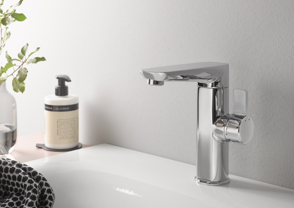 Der moderne Waschtisch-Einhebelmischer AquaXPro ist ebenfalls in den Farben Chrom oder Gunmetal gebürstet zu bekommen. Die platzsparende L-Form erlaubt eine Schwenkbarkeit des Auslaufs um 360°. 