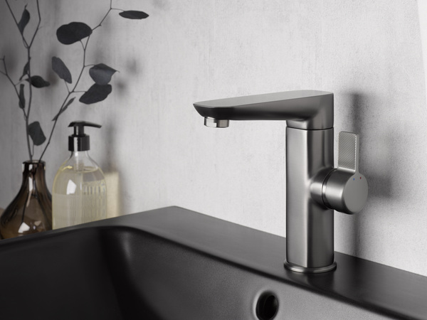 Der moderne Waschtisch-Einhebelmischer AquaXPro ist ebenfalls in den Farben Chrom oder Gunmetal gebürstet zu bekommen. Die platzsparende L-Form erlaubt eine Schwenkbarkeit des Auslaufs um 360°. 