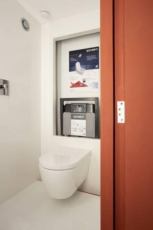 Duravit beteiligt sich beim Martian House mit der Expertise von Entwicklungsingenieurin Franziska Wülker und Produkten wie SensoWash Starck f – The Martian Toilet. 