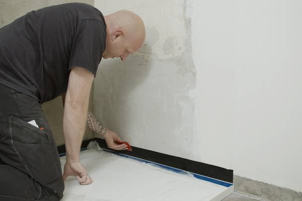 1. Schritt: Wannendichtband verkleben.