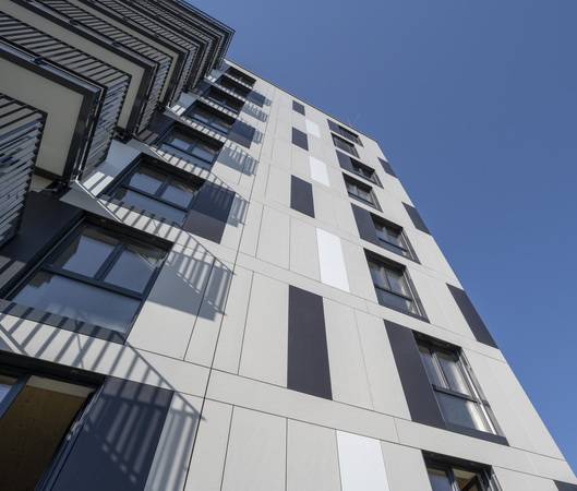 Die großformatigen Hardie Panel Fassadentafeln bestehen aus Faserzement (3050 x 1220 mm) .