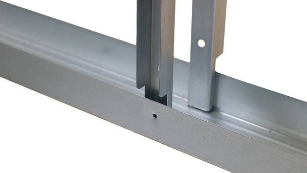 Mit Hilfe der innovativen Verlängerungen an den Holmen, auch Bodeneinstand genannt, kann bei der Montage im Rohbau auf eine provisorische Unterkonstruktion zum Höhenausgleich komplett verzichtet werden.