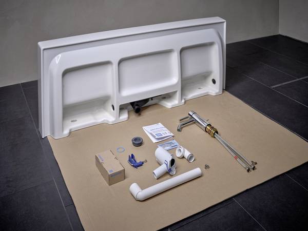 Beim horizontalen Ablauf von Geberit ist der Großteil der Technik – der Ablauf selbst – an der Keramik vormontiert. So spart man bei der Montage Zeit, ein erfahrener Installateur benötigt dafür in etwa 10 Minuten.