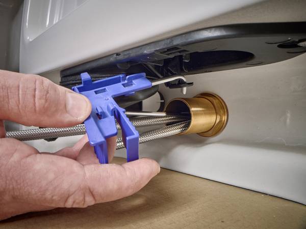 Der Mechanismus zum Aufstauen wird eingehängt und mit dem blauen Kunststoffteil an die vormontierte Ablaufflansch geklickt