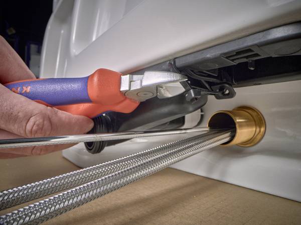 Wird die Staufunktion benötigt, muss zuerst der Kabelbinder von der Abdeckklappe gelöst werden.