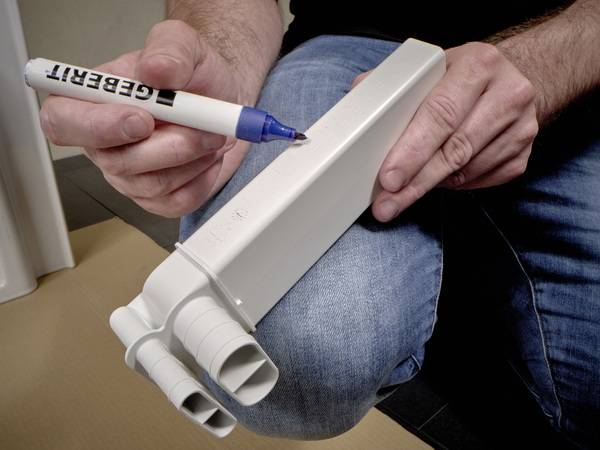 Auf die gemessene Höhe werden 2 cm abgezogen und das Clou-System abgelängt. Es ist ein Ab- und Überlaufsystem, das unsichtbar hinter bzw. unter dem Waschtisch montiert ist und so die Überlauffunktion übernimmt. Das Überlaufloch ist somit hinfällig.