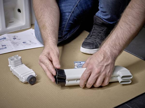 Nach dem Ablängen des Verbindungsrohres werden die Gummidichtungen angebracht und der korrekte Sitz überprüft.