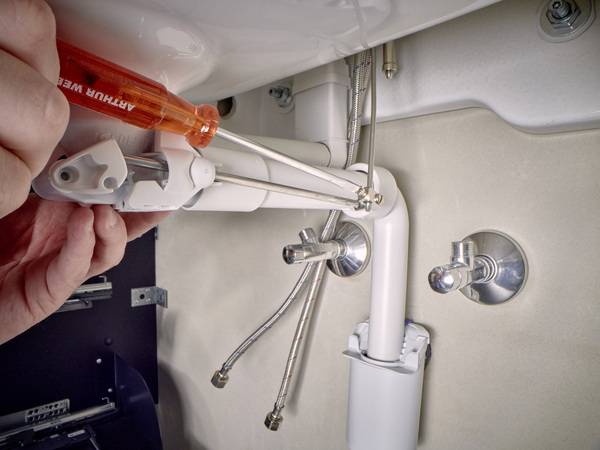 Damit ein Aufstauen des Wassers im Waschtisch möglich ist, werden die vertikale und horizontale Hubstange miteinander verbunden.