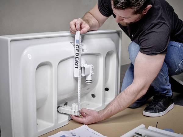 Der Abstand zwischen Ablauf und Siphon wird gemessen und das Verbindungsstück entsprechend markiert