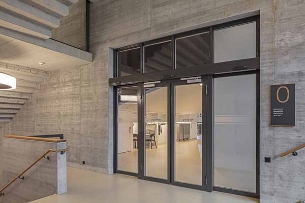 Durch Brandschutztüren, ausgestattet mit TS 5000 ECline Gleitschienentürschließer, entstehen sichere Brandabschnitte in den Korridoren des OYM.