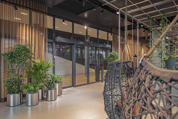 Im eigenen Hotelbereich stehen den Athletinnen und Athleten 25 Doppelzimmer sowie hochmoderne Schulungsräume und ein Auditorium zur Verfügung.