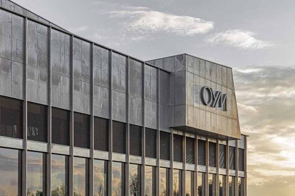 Die intelligenten Fassaden reagieren aktiv auf Umwelteinflüsse: Die mit der Gebäudeleittechnik verbundenen und automatisierten Fenster sorgen somit für eine optimale Raumluft.