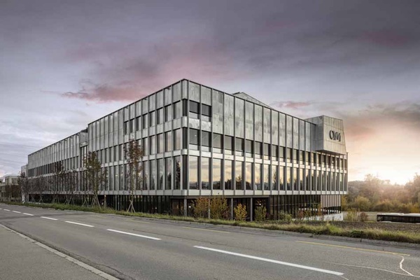 Zum Athletik- und Ausbildungszentrum gehören eine Eishalle, drei Sporthallen, vier 80-Meter-Sprintstrecken und 3.000 Quadratmeter Trainingsflächen.