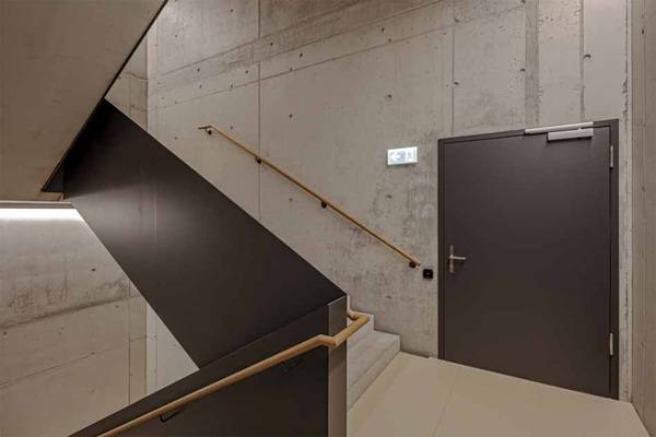 Die Brandschutztüren dienen als Fluchttüren, wie es in der Schweizer Brandschutznorm und Brandschutzrichtlinien der VKF geregelt ist.