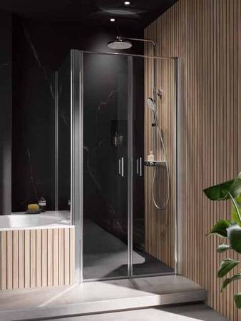 Nicht selten befinden sich Dusche und Badewanne nebeneinander. Hier können SHK-Profis ihren Kunden eine passgenaue Duschlösung mit der Exklusiv 2.0 Pendeltür mit verkürzter Seitenwand auf Badewanne anbieten.