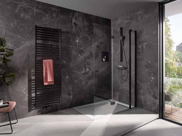 Auch als Walk In Lösung mit Drehfalttür punktet die neue Exklusiv 2.0. Dank der praktischen Drehfalttür kann der Einstieg der Walk In Duschkabine erweitert werden. 