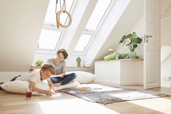 Bodentiefe Fenster sorgen für viel Licht und ermöglichen auch Kindern optimalen Ausblick.