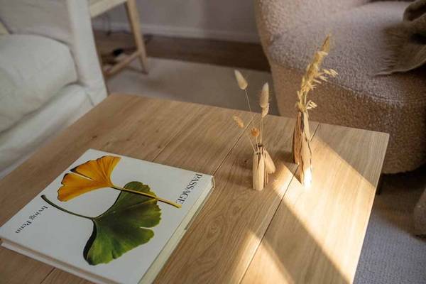 Fenster sorgen für ein dynamisches Element im Interior-Design: Das faszinierende Spiel von Licht und Schatten setzt im Laufe des Tages immer wieder neue interessante Akzente im Raum.