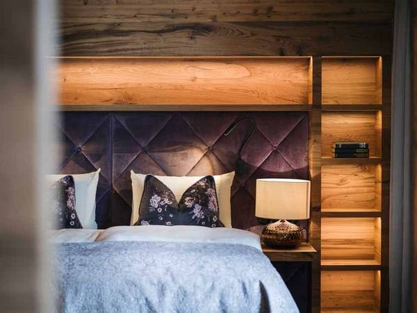 Holz und warmes Licht sorgen für ein natürliches Ambiente.