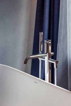 Für freistehende Badewannen ist der bodenstehende C.1 Einhebel-Wannenmischer ein besonderer Hingucker und die perfekte Ergänzung jeder Design-Badewanne.