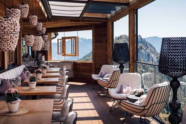 Auf 1.250 Metern thront das Burghotel über den bayerischen Pfronten und begeistert mit stilvollem Ambiente. 