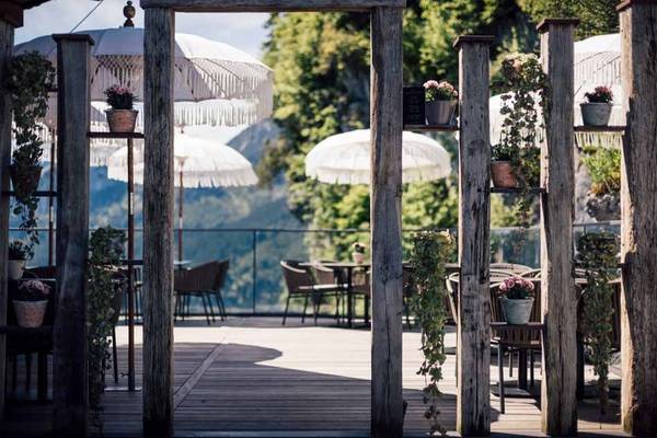 Ob als Hotelgast zum Frühstück, als Wanderer zum Kaffee oder als Gast am Abend: Das Gourmethotel lädt Gäste dazu ein, kulinarische Köstlichkeiten aus aller Welt zu genießen.