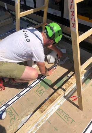 Die Sensorbahnen senden ununterbrochen Messwerte an ein Terminal. Die dort ausgewerteten Daten werden in Echtzeit verarbeitet. Die Sensorbahnen senden ununterbrochen Messwerte an ein Terminal. Die dort ausgewerteten Daten werden in Echtzeit verarbeitet.