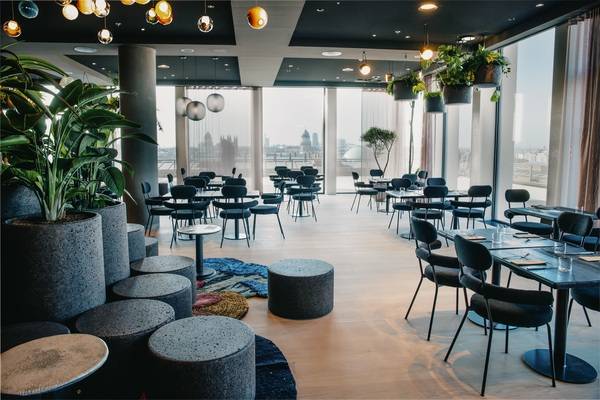 Die Schlitzluftdurchlässe INDUL von Kiefer Klimatechnik fügen sich optisch unauffällig seitlich in die gestalterischen Decken-Unterzüge ein. 