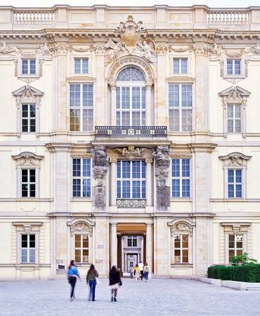 Im neuen Gebäude berücksichtigten die Planer ein effizientes Energiekonzept, unter anderem sehr gut gedämmte Fenster und Wände.